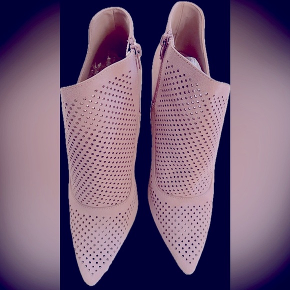 Kittenish Pink Blush Suede Pointy Toe Ankle Bootie Size 11 NWOT - Picture 4 of 8